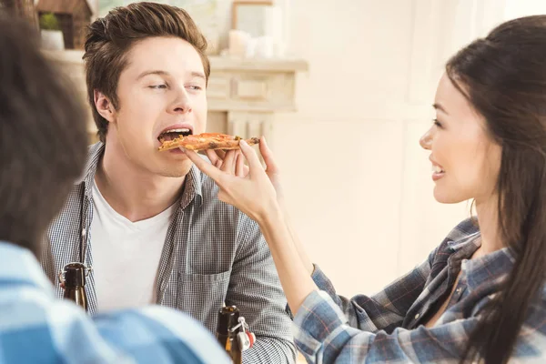 Kvinna utfodring pojkvän — Stockfoto