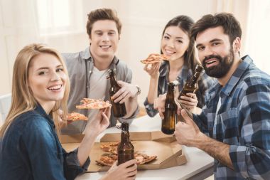 bira içme ve pizza yemek çiftler
