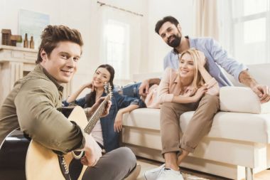 Farklı insanlar birlikte parti