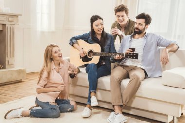 Farklı insanlar birlikte parti