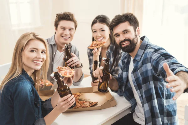 Casais beber cerveja e comer pizza — Fotografia de Stock