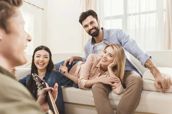 Diversas personas festejando juntas — Foto de Stock