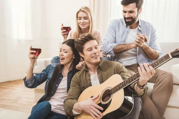 Pessoas diversas festejando juntas — Fotografia de Stock