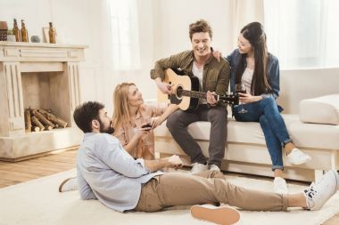 Farklı insanlar birlikte parti