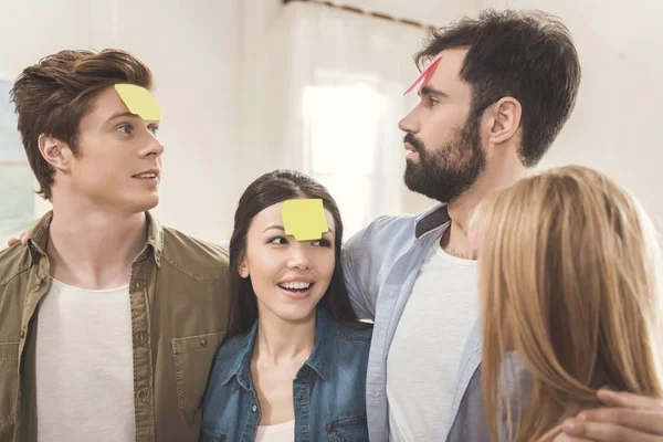 La gente jugando juego adivina quién — Foto de Stock