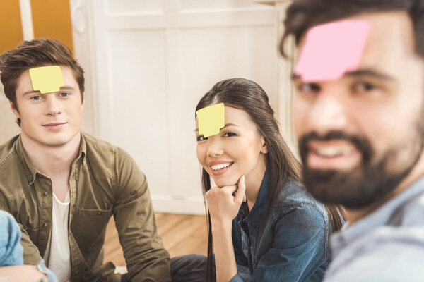 люди, играющие в игру угадывают, кто
