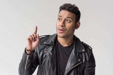 Genç adam işaret ediyor.