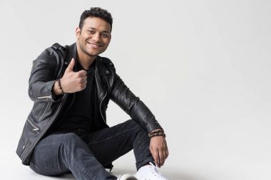 Adam baş parmağını gösteriyor.