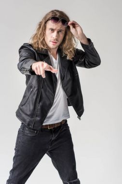 siyah deri ceketli adamı