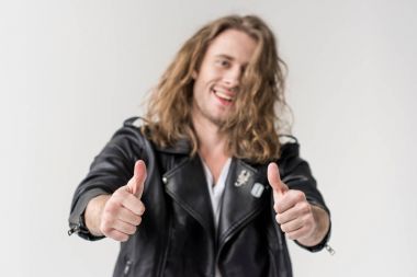 Adam başparmağını kaldırıyor