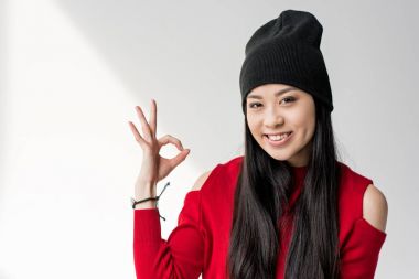 Tamam işareti gösteren kadın