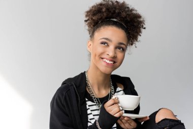 çay bardağı ile Afro-Amerikan GIR