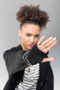Afro-Amerikan kız dur işareti ile