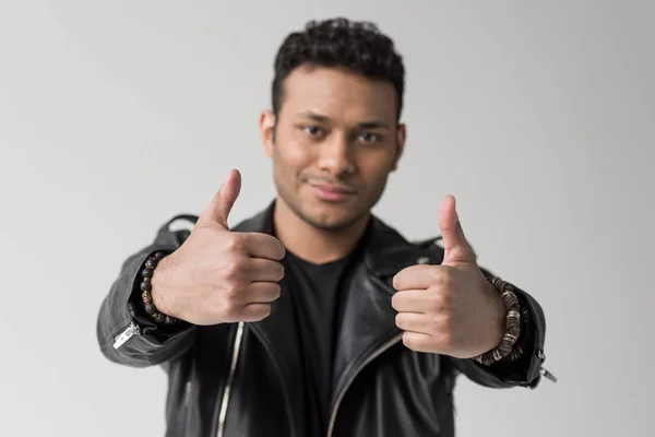 African american man with thumbs up — Free Stock Photo