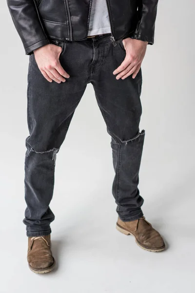 Hombre posando en pantalones vaqueros rasgados —  Fotos de Stock