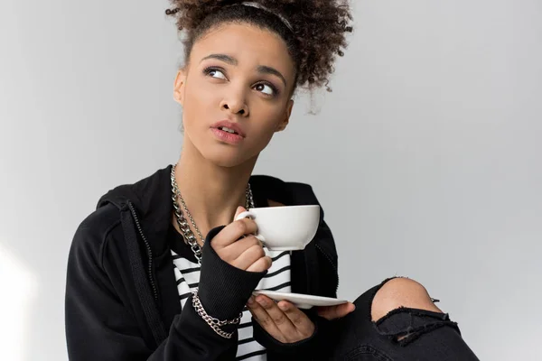 Gir afro-américain avec tasse à thé — Photo