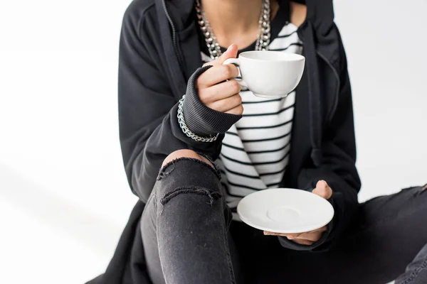 Menina segurando xícara de chá — Fotografia de Stock