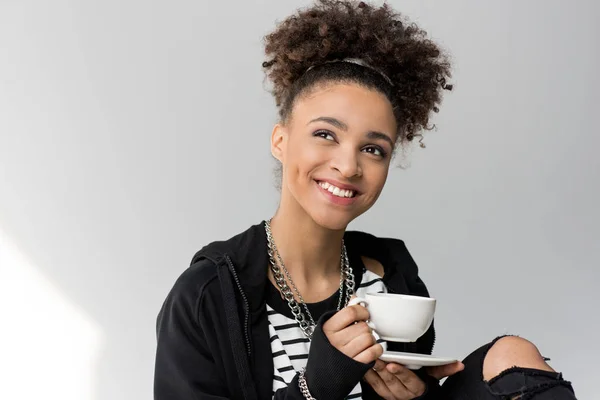 Afrikanisch-Amerikanisches Gir mit Teetasse — Stockfoto