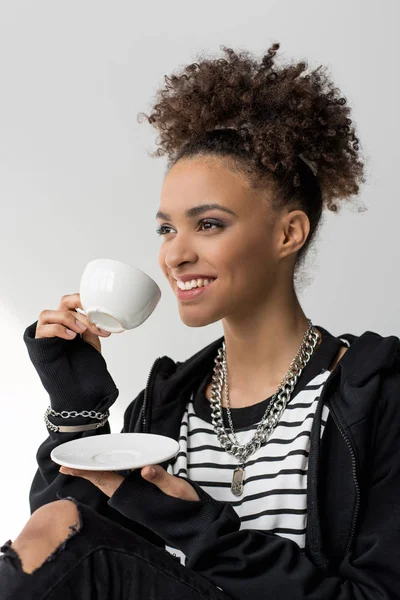 Africano americano gir com xícara de chá — Fotografia de Stock