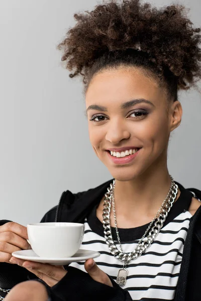 紅茶のカップをアフリカ系アメリカ人の女の子  — 無料ストックフォト