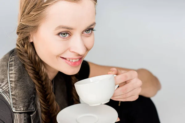 魅力的な女性とともにお茶カップ — ストック写真