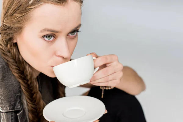 Mujer atractiva con taza de té — Foto de Stock