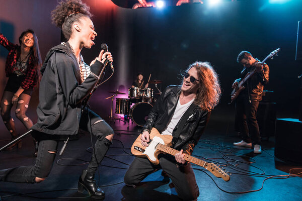 рок-группа на сцене  