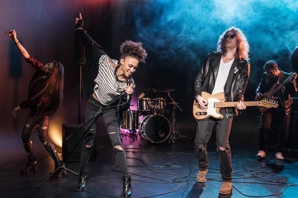 Rockband på scen — Stockfoto
