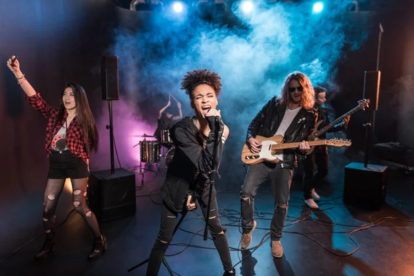 Banda de rock en el escenario — Foto de Stock