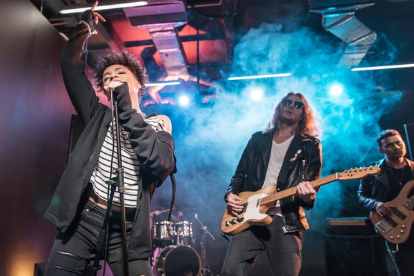 Banda de rock en el escenario — Foto de Stock