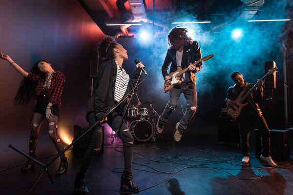 Banda de rock en el escenario — Foto de Stock