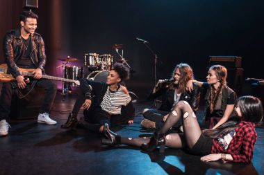 Rock and roll grubu sahne alanı'nda
