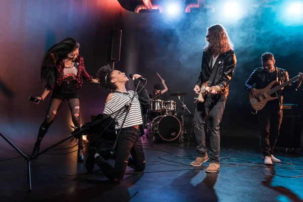 Rocková kapela na pódiu — Stock fotografie