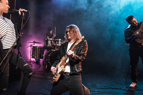 Banda de rock en el escenario — Foto de Stock