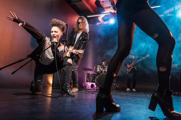 Banda de rock en el escenario — Foto de Stock