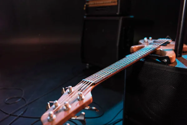 Chitarra elettrica sul palco — Foto Stock