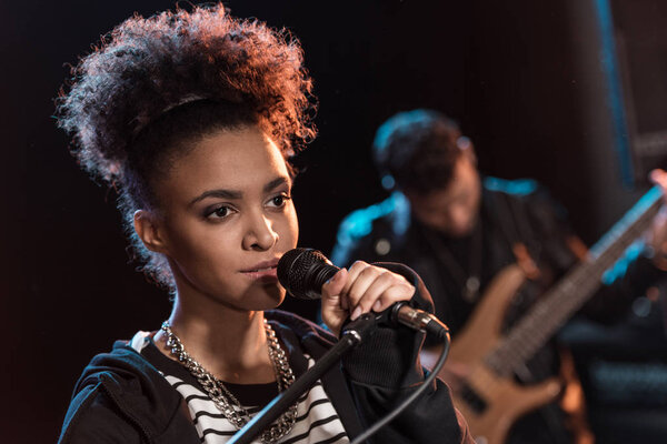 рок-группа на сцене