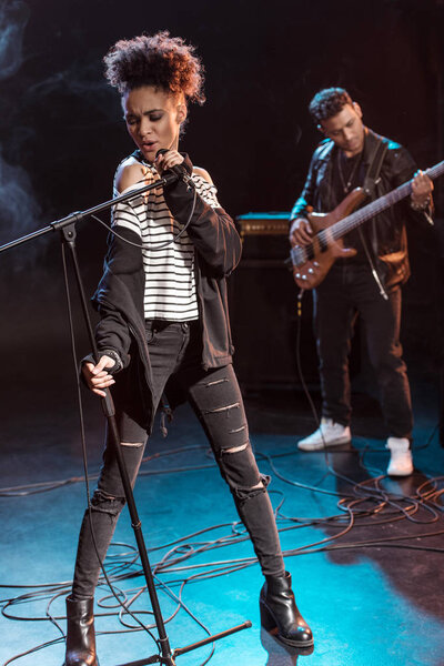 рок-группа на сцене