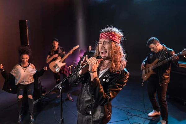 Banda de rock en el escenario — Foto de Stock