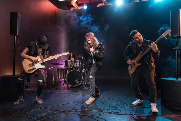 Banda de rock en el escenario — Foto de Stock