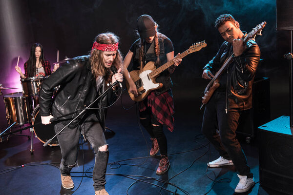 рок-группа на сцене