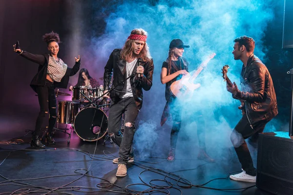 Banda de rock en el escenario — Foto de Stock