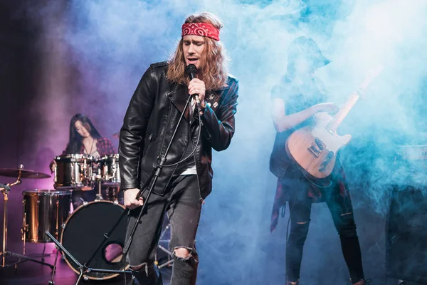 Banda de rock en el escenario — Foto de Stock