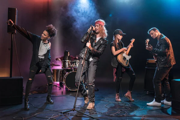 Banda de rock en el escenario — Foto de Stock