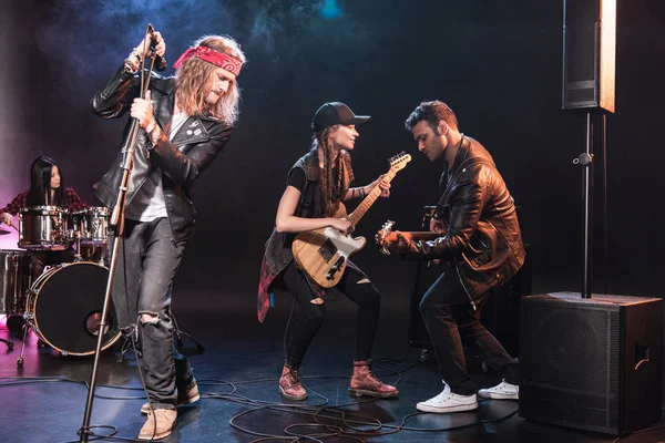 Banda de rock en el escenario — Foto de Stock