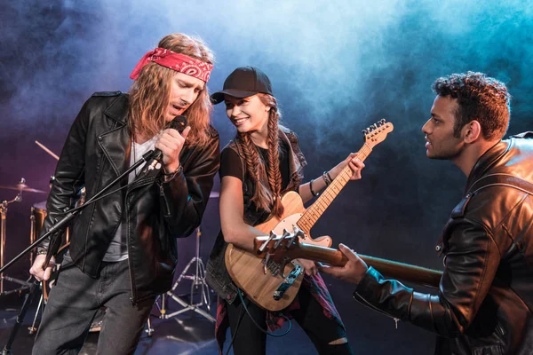 Banda de rock en el escenario — Foto de Stock