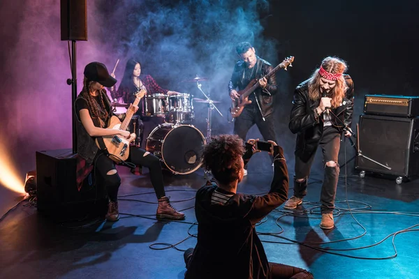 Rocková kapela na pódiu — Stock fotografie