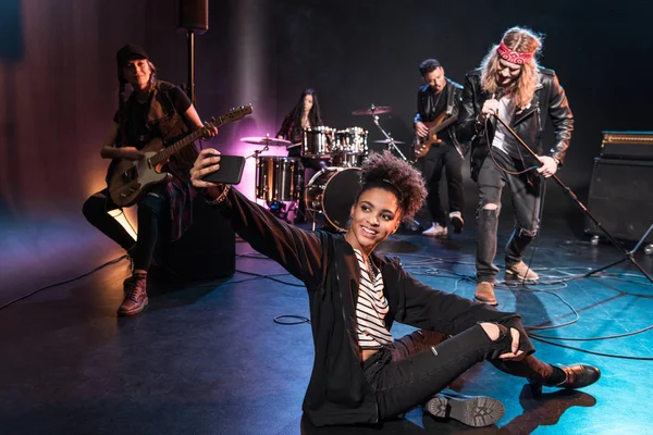 Banda de rock en el escenario — Foto de Stock