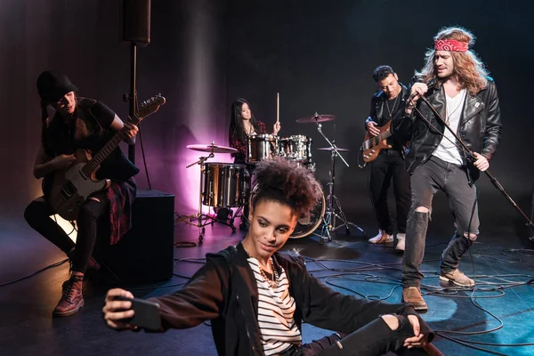 Banda de rock en el escenario — Foto de Stock