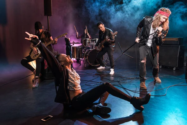 Rock zenekar a színpadon — Stock Fotó